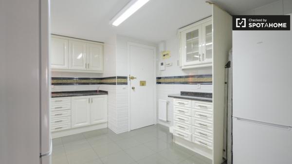 Stilvolles Zimmer in 5-Zimmer-Wohnung in Alcalá De Henares