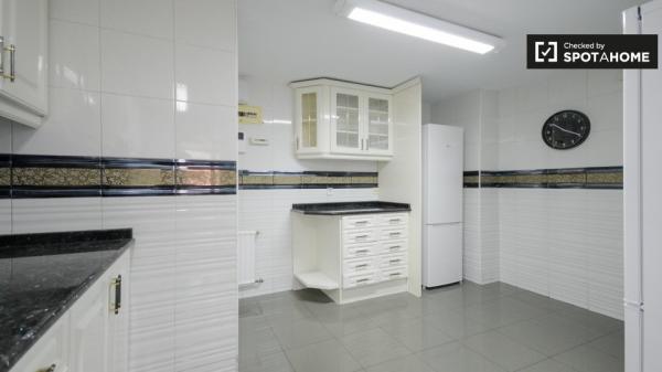 Stilvolles Zimmer in 5-Zimmer-Wohnung in Alcalá De Henares