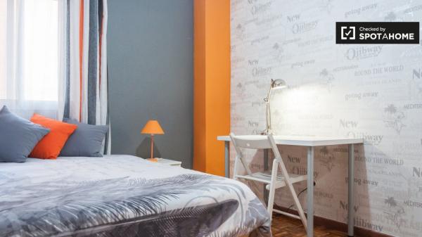 Habitación en piso de 5 dormitorios en Alcalá de Henares, Madrid.