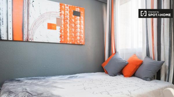 Habitación en piso de 5 dormitorios en Alcalá de Henares, Madrid.