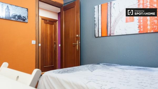 Habitación en piso de 5 dormitorios en Alcalá de Henares, Madrid.