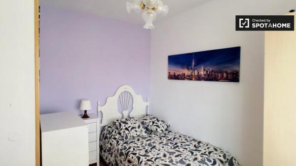 Chambre à louer dans un appartement de 4 chambres à Alcalá de Henares