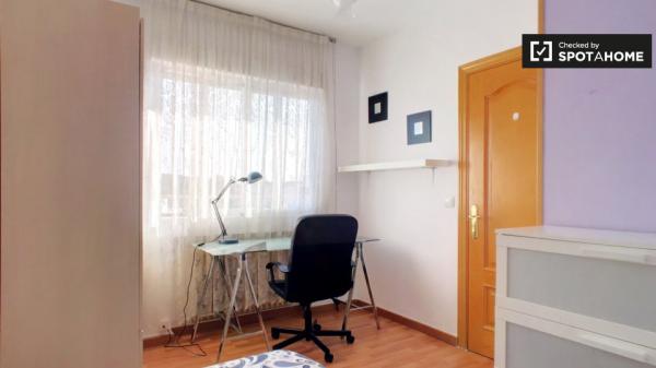 Chambre à louer dans un appartement de 4 chambres à Alcalá de Henares