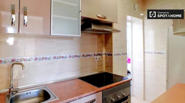 Chambre à louer dans un appartement de 4 chambres à Alcalá de Henares