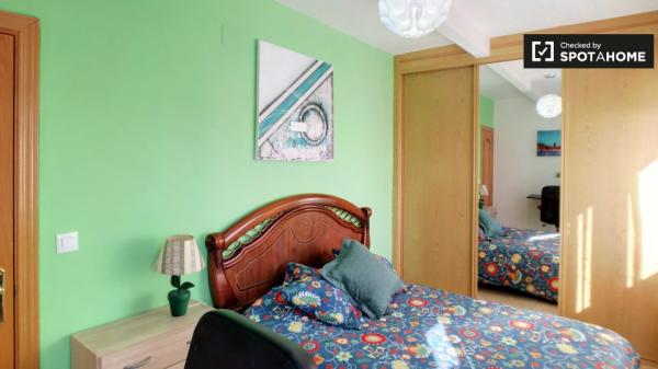 Chambre à louer dans un appartement de 4 chambres à Alcalá de Henares