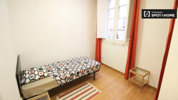 Chambre lumineuse dans un appartement de 4 chambres à El Raval, Barcelone