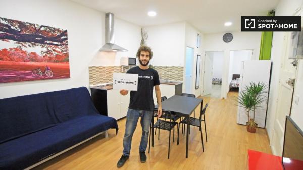 Chambre lumineuse dans un appartement de 4 chambres à El Raval, Barcelone