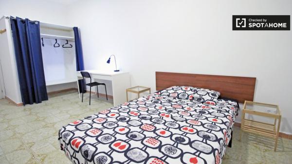 Chambre lumineuse dans un appartement de 4 chambres à El Raval, Barcelone