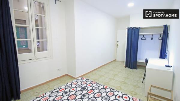 Chambre lumineuse dans un appartement de 4 chambres à El Raval, Barcelone