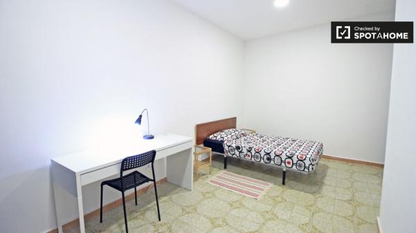 Chambre lumineuse dans un appartement de 4 chambres à El Raval, Barcelone