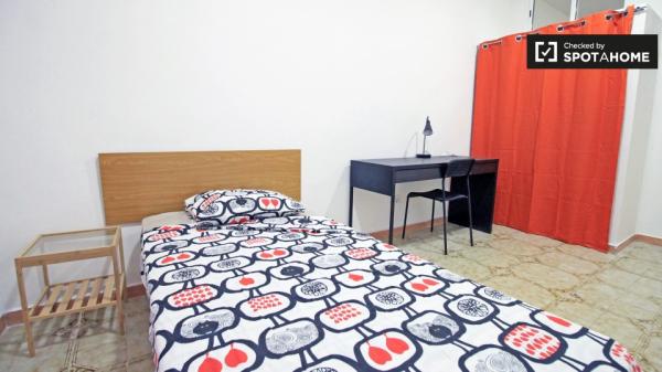 Chambre lumineuse dans un appartement de 4 chambres à El Raval, Barcelone