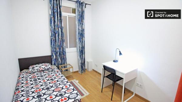 Chambre lumineuse dans un appartement de 4 chambres à El Raval, Barcelone