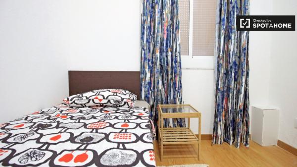 Chambre lumineuse dans un appartement de 4 chambres à El Raval, Barcelone