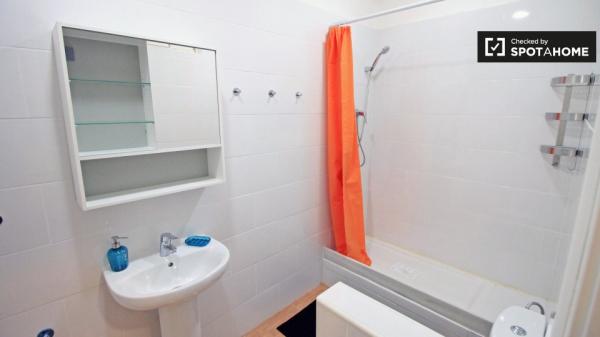 Chambre lumineuse dans un appartement de 4 chambres à El Raval, Barcelone