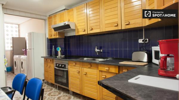 Amplia habitación en piso compartido en Alcalá de Henares