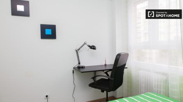 Gran habitación en piso compartido en Alcalá de Henares