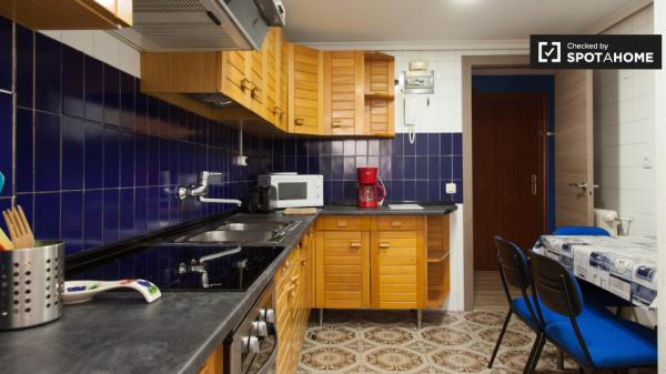 Chambre confortable dans un appartement partagé à Alcalá de Henares