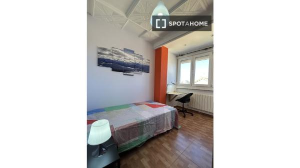 Chambre à louer dans un appartement de 5 chambres à Alcalá De Henares