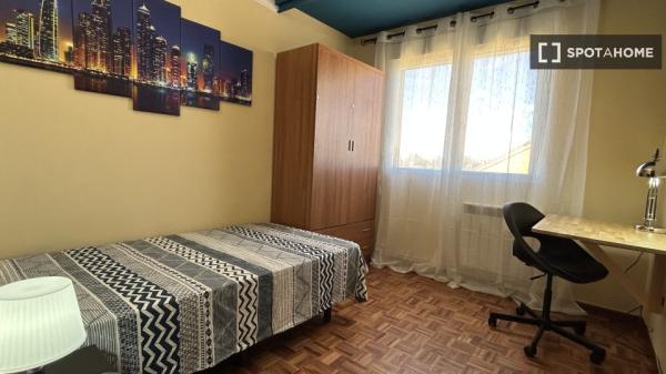 Zimmer zu vermieten in 5-Zimmer-Wohnung in Alcalá De Henares