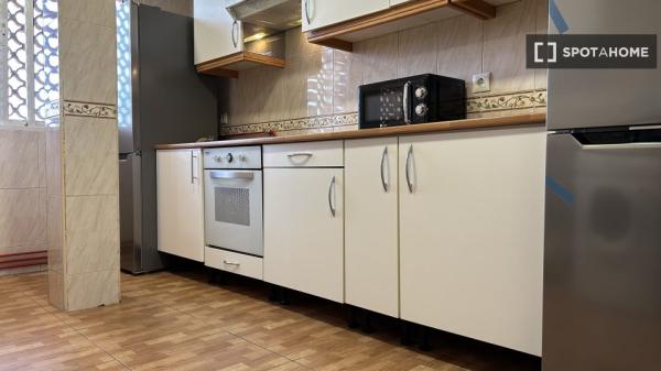 Zimmer zu vermieten in 5-Zimmer-Wohnung in Alcalá De Henares