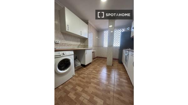 Zimmer zu vermieten in 5-Zimmer-Wohnung in Alcalá De Henares