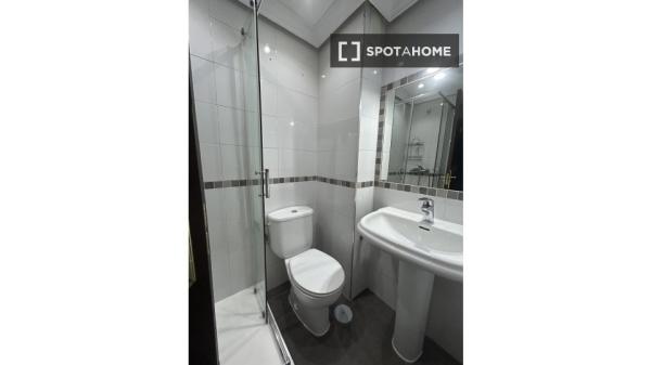 Zimmer zu vermieten in 5-Zimmer-Wohnung in Alcalá De Henares