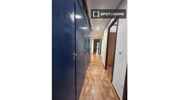 Zimmer zu vermieten in 5-Zimmer-Wohnung in Alcalá De Henares