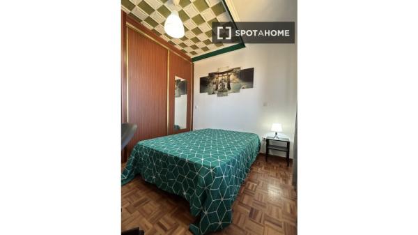 Se alquila habitación en piso de 5 habitaciones en Alcalá De Henares