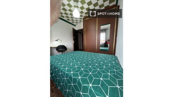 Se alquila habitación en piso de 5 habitaciones en Alcalá De Henares