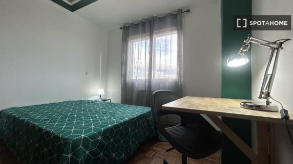 Se alquila habitación en piso de 5 habitaciones en Alcalá De Henares