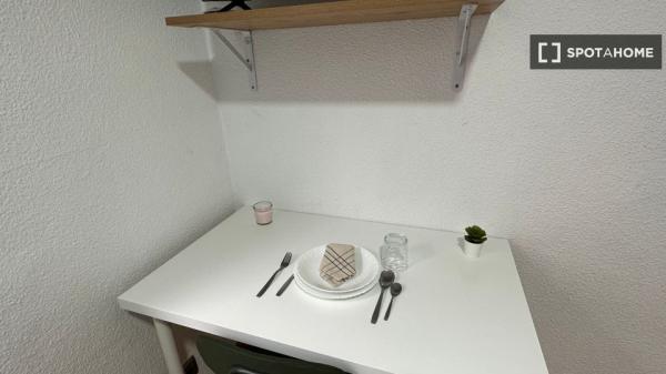 Pokój do wynajęcia w mieszkaniu z 4 sypialniami w Madrycie