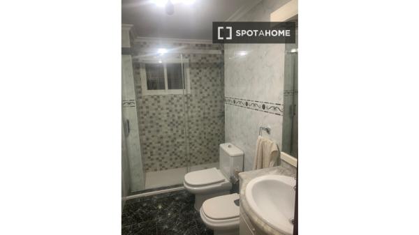 2 habitaciones en piso compartido en Málaga