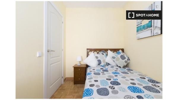 Habitación cómoda para alquilar en un apartamento de 5 camas, Alcalá de Henares