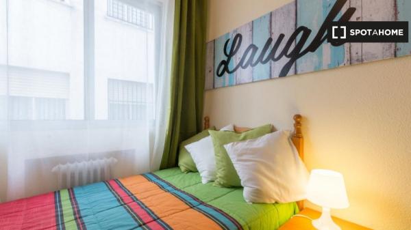 Cómoda habitación para alquilar en un apartamento de 5 camas, Alcalá de Henares