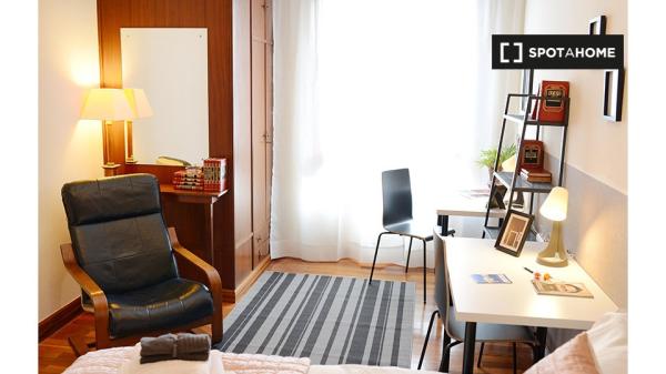 Zimmer zu vermieten in 4-Zimmer-Wohnung in Abando, Bilbao