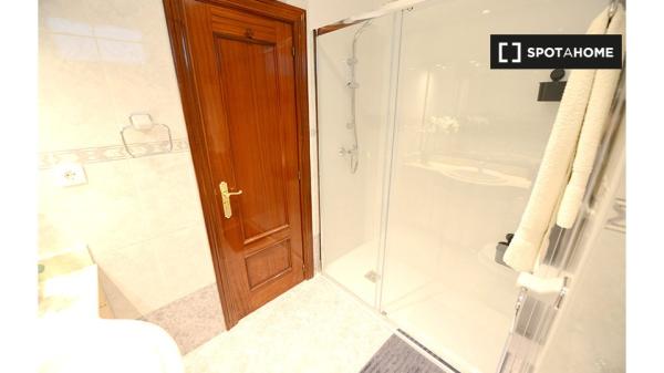 Chambre à louer dans un appartement de 3 chambres à Santutxu, Bilbao