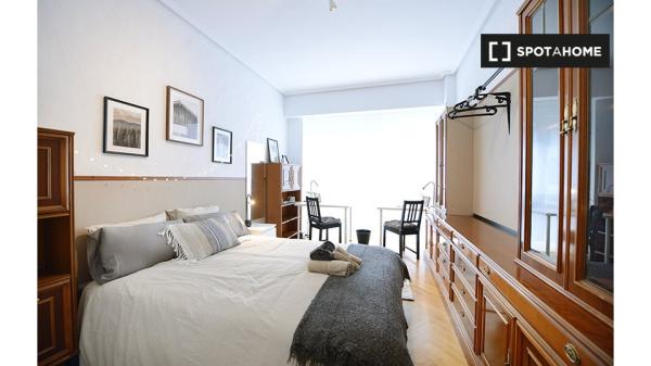 Chambre à louer dans un appartement de 3 chambres à Santutxu, Bilbao