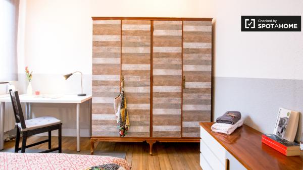 Schicke Zimmer in 3-Zimmer-Wohnung in Uribarri, Bilbao