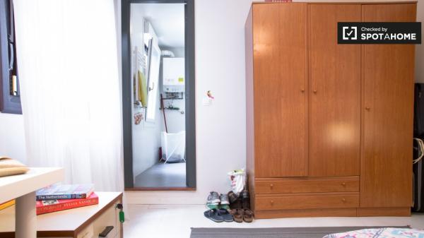 Habitación soleada en apartamento de 4 dormitorios, Bilbao la Vieja, Bilbao