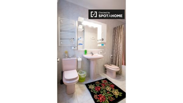 Schicke Zimmer in 3-Zimmer-Wohnung in Uribarri, Bilbao