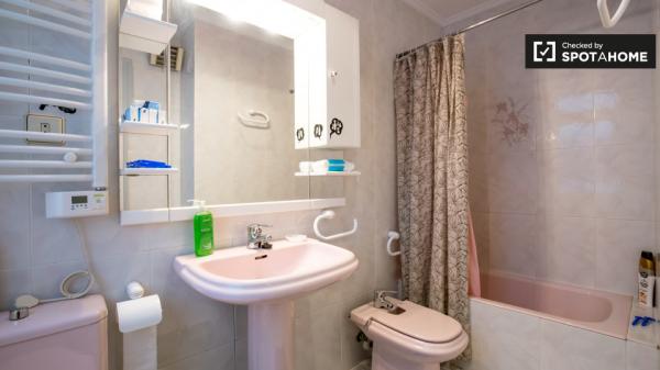 Schicke Zimmer in 3-Zimmer-Wohnung in Uribarri, Bilbao