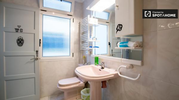 Schicke Zimmer in 3-Zimmer-Wohnung in Uribarri, Bilbao