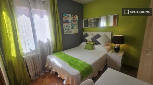 Habitación bien iluminada en alquiler en Alcalá de Henares, Madrid.