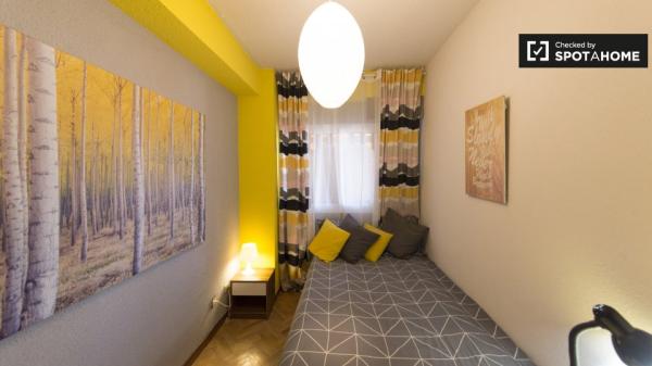 Habitación en piso de 6 dormitorios en Alcalá de Henares.