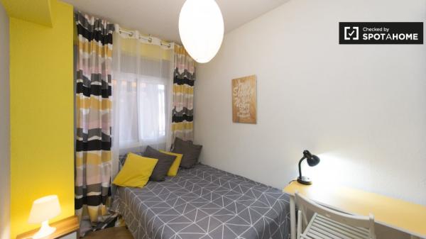 Habitación en piso de 6 dormitorios en Alcalá de Henares.