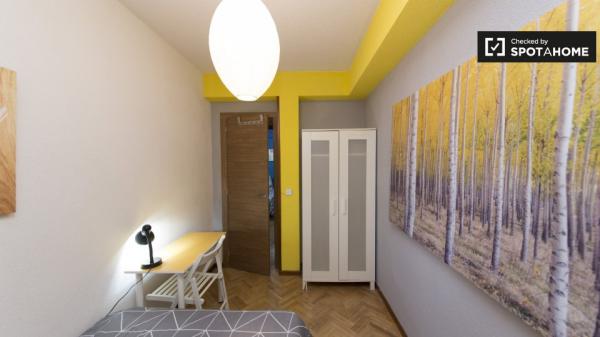 Habitación en piso de 6 dormitorios en Alcalá de Henares.