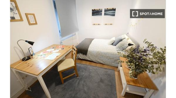 Room in shared apartment in Bilbao with private Balcony