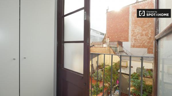 Spacious room in 4-bedroom apartment in El Raval, Barcelona