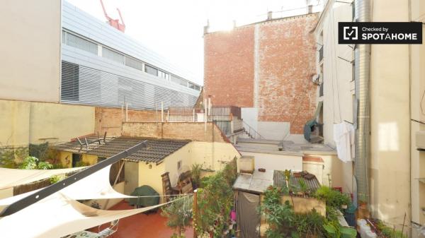 Spacious room in 4-bedroom apartment in El Raval, Barcelona