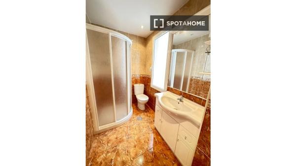 Room for rent in shared apartment in Valladolid